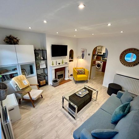 Entire 3 Bed House Weybridge Brooklands, London Villa Byfleet Exteriör bild