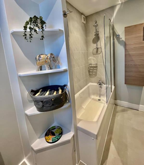 Entire 3 Bed House Weybridge Brooklands, London Villa Byfleet Exteriör bild