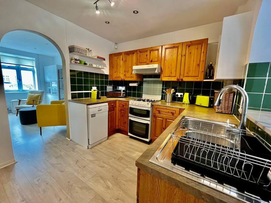 Entire 3 Bed House Weybridge Brooklands, London Villa Byfleet Exteriör bild