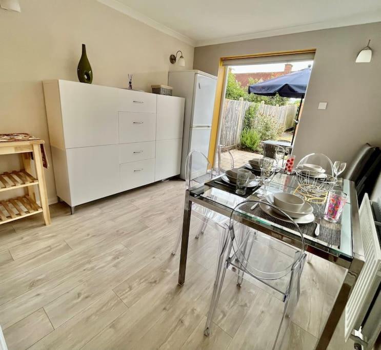 Entire 3 Bed House Weybridge Brooklands, London Villa Byfleet Exteriör bild