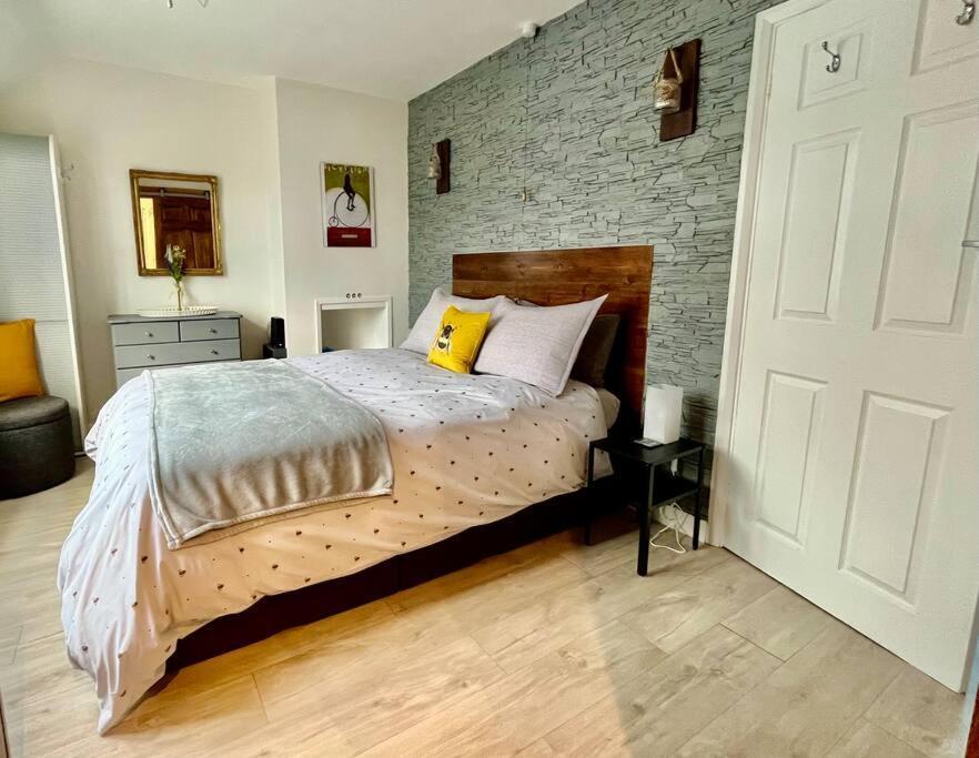 Entire 3 Bed House Weybridge Brooklands, London Villa Byfleet Exteriör bild