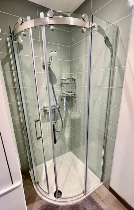 Entire 3 Bed House Weybridge Brooklands, London Villa Byfleet Exteriör bild