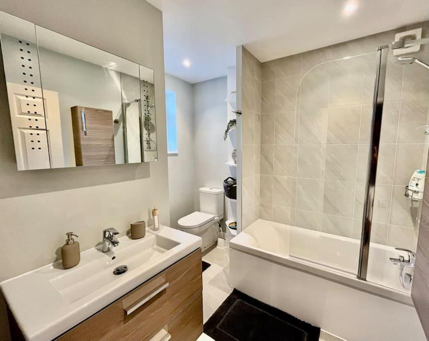 Entire 3 Bed House Weybridge Brooklands, London Villa Byfleet Exteriör bild