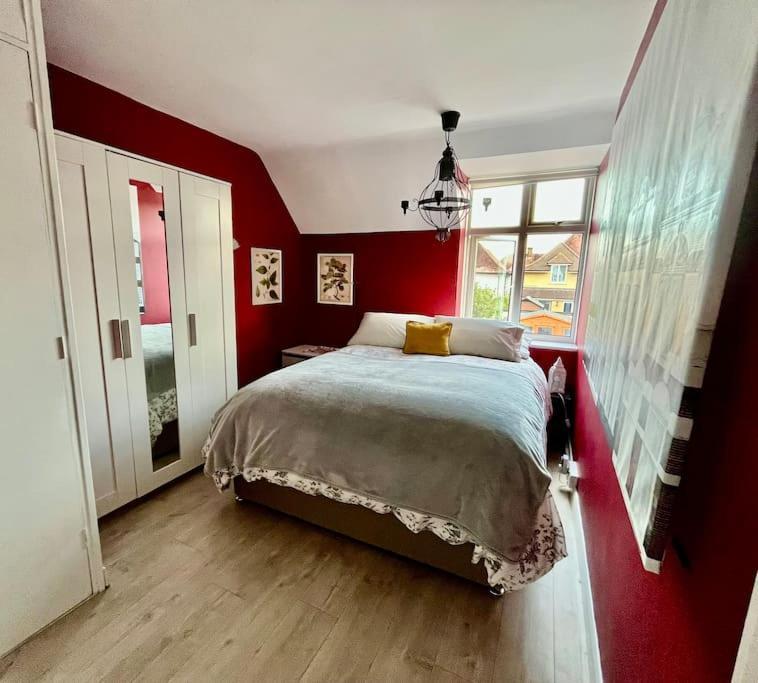 Entire 3 Bed House Weybridge Brooklands, London Villa Byfleet Exteriör bild