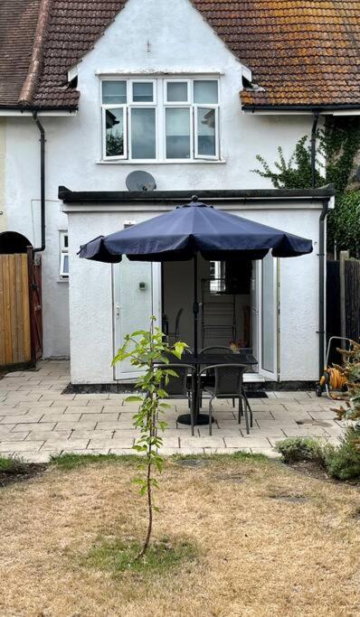 Entire 3 Bed House Weybridge Brooklands, London Villa Byfleet Exteriör bild