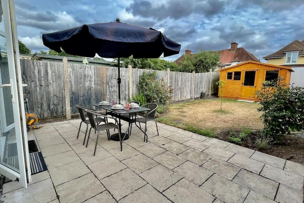 Entire 3 Bed House Weybridge Brooklands, London Villa Byfleet Exteriör bild