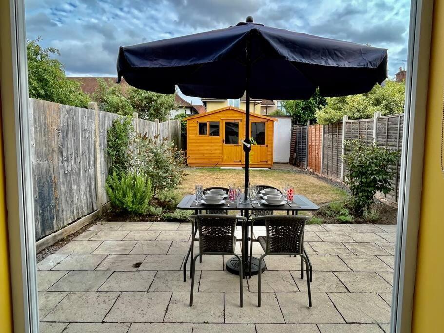 Entire 3 Bed House Weybridge Brooklands, London Villa Byfleet Exteriör bild