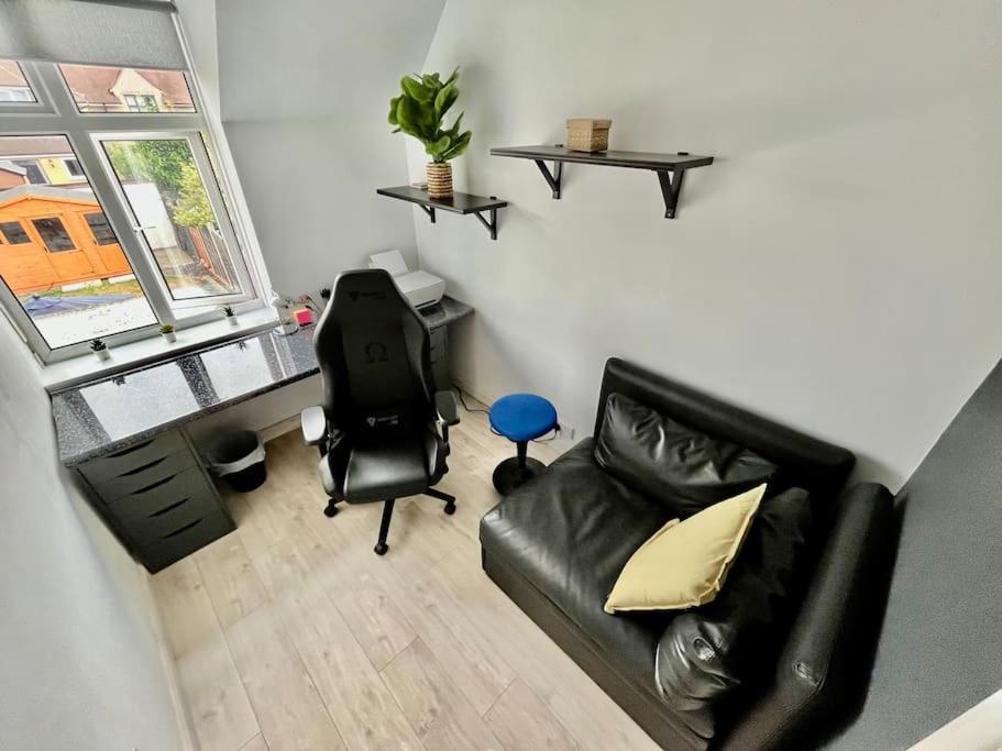 Entire 3 Bed House Weybridge Brooklands, London Villa Byfleet Exteriör bild